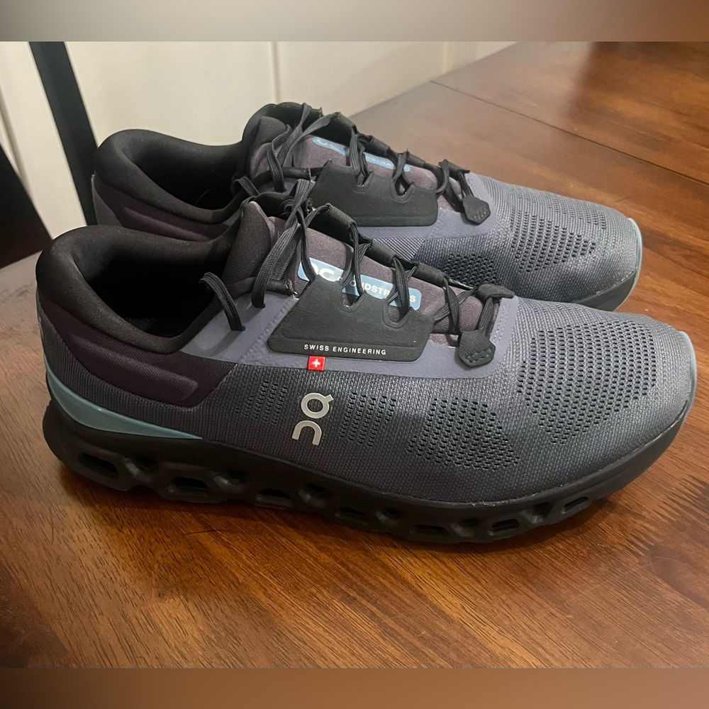 On CloudStratus 3 11.5 metal/wisteria Men shoe.